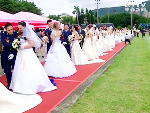 国恋 王冠勋娶南非姑娘 许耀华抱乌克兰美女 |