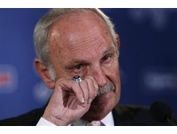 MLB／老虎季後賽屢戰屢敗　總教練李蘭含淚退休