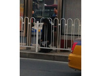 只有4指寬　北京女脖子卡護欄翻白眼吐沫