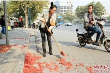 公务员上街扫地 咸阳「环卫工人节」慰劳清洁工图片