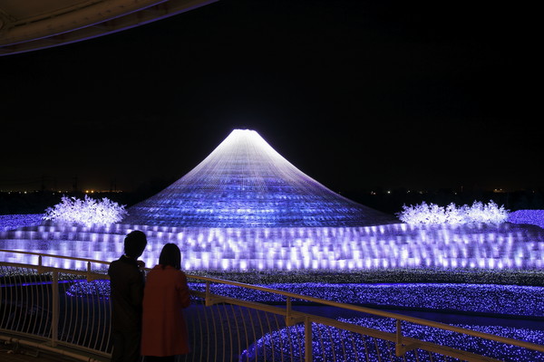 日本三重县冬季彩灯节登场 炫丽灯泡交织成壮
