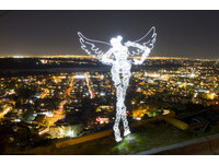 天使在城市上空起舞！美國藝術家讓靜態的光線畫動起來