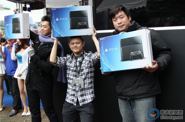 次世代主机 PS4 在台开卖现货 400 台玩家熬夜