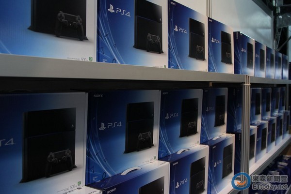 次世代主机 PS4 在台开卖现货 400 台玩家熬夜