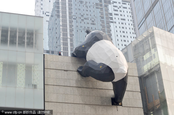 成都惊现15公尺巨型猫熊 攀爬国际金融中心 | 