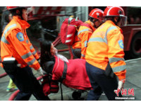 香港旅館遇火災　櫻花妹「灌啤酒」壯膽徒手破窗逃生