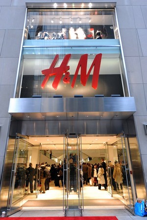 H&M今日在官方微博宣布將於2015年進駐台灣台北東區，屆時勢必將掀起一陣平價時尚服飾搶客大戰。