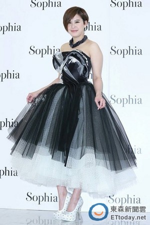 6 |黄小柔无禁忌试穿黑婚纱 突破中性框架性感