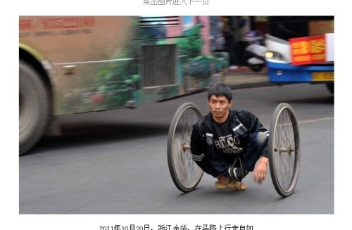 姜小超自幼双腿残疾,行动靠著两个平板车轮子及一双手.