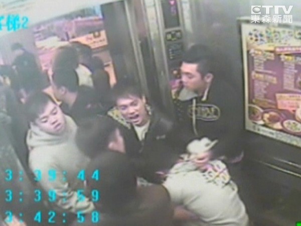 <em>传播妹</em>服务差?黑帮天道盟撂30人 狼牙棒痛殴马