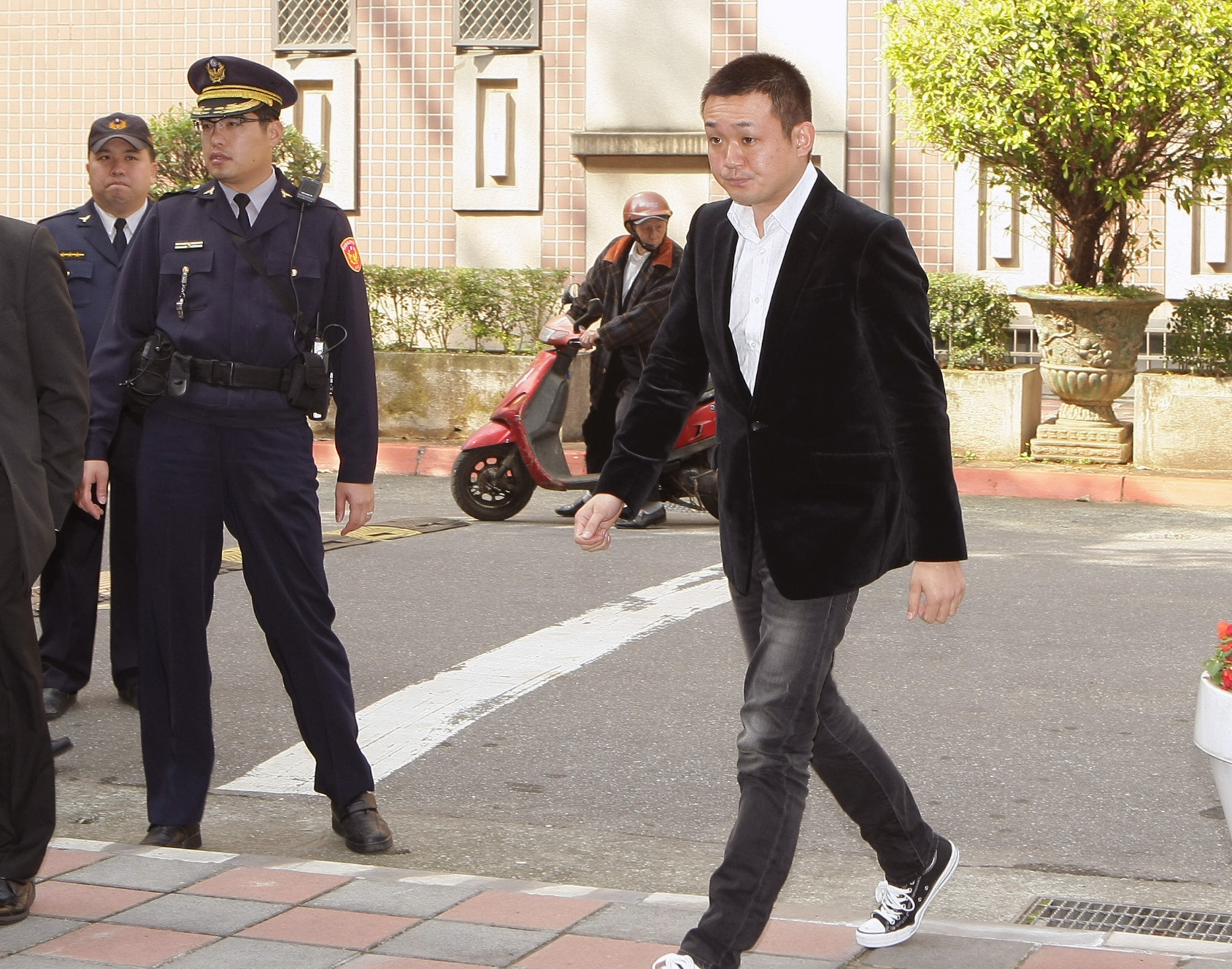 友寄隆辉年收百万口袋只剩4万 出示财力喊穷盼