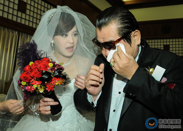 上天注定的姻缘!黄小柔婚礼众星云集 黑婚纱颠