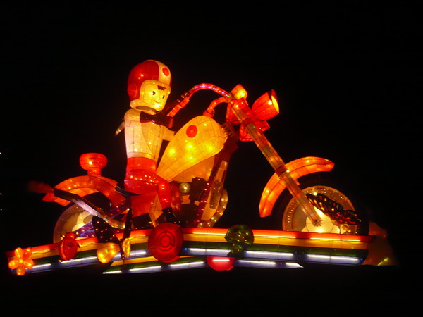 8公尺高大同宝宝哈雷骑士花灯 台湾灯会帅气现