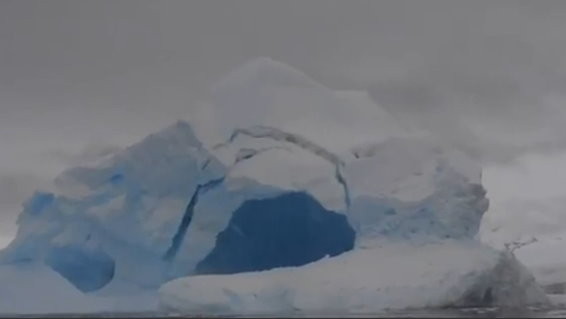 d55579 【影】南極洲「冰山內爆」　巨冰砸在小艇旁《ETtoday 新聞雲》