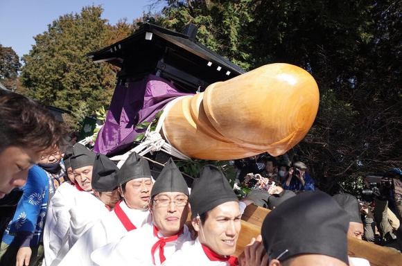 萌妹捧「木男根」甜笑 日本田县神社丰年祭吓坏外国人