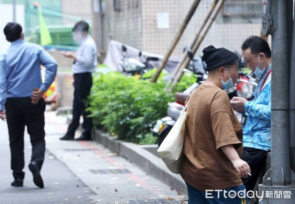 ▲▼新冠肺炎 三級警戒延長 口罩 防疫 室外吸菸區 癮君子。(圖/記者屠惠剛攝)