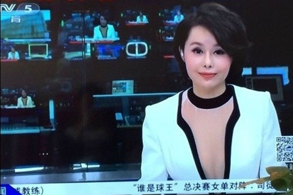 4月4日,女主播朱晓琳在大陆央视《体坛快讯》中,穿著白色深v套装