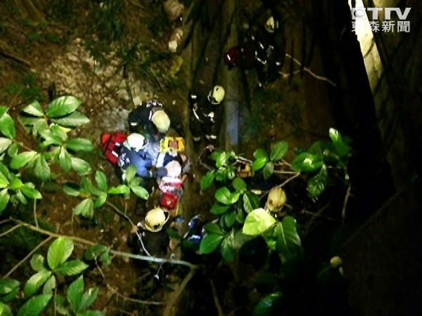 自弹自唱跳阳光舞男孩霹雳「小秋名山」喝茫下面褶皱女生图片