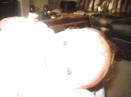 d58169 把女兒拍成魔童　「發光嬰兒」獲選最差照片《ETtoday 新聞雲》
