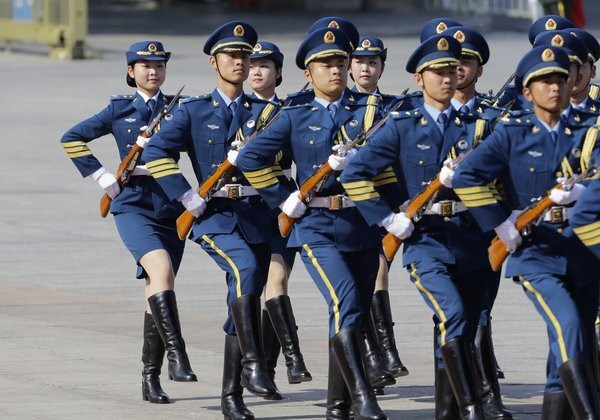 中国国家主席习近平12日迎接土库曼斯坦总统的欢迎仪式上,这13名女兵