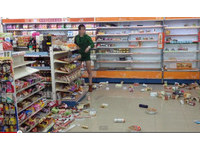 【影】「失控姐」徒手砸超商　還朝民眾丟出憤怒的雙投《ETtoday 新聞雲》