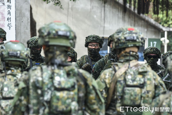 ▲國軍111年春節加強戰備,城鎮戰對抗演練。(圖/記者林敬旻攝)