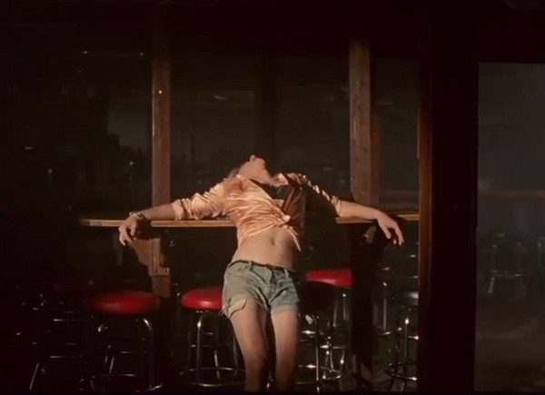 蜘蛛人穿<em>胸罩</em>挺同志拍mv 扭腰摆骚臀却让你泪