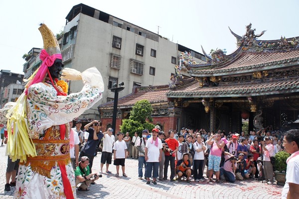 朋友来台北, 除了市小吃,也可以来大稻埕,感受霞海城隍庙的遶境盛况!