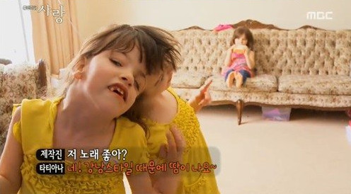 不向命运低头! 加国9岁<em>连体姊妹</em>开朗乐跳骑马