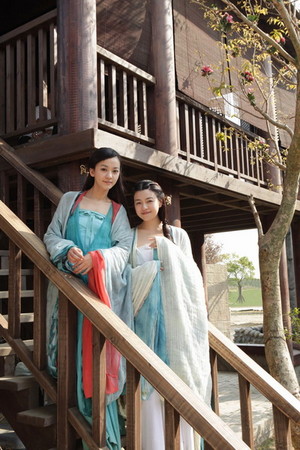 陈意涵、陈妍希再续<em>姊妹</em>情 《花漾》仅胸贴上