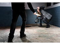 弱雞男見妻子被刀挾持「轉頭就跑」　搶匪傻眼愣在原地