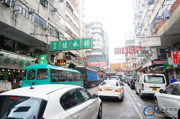 香港的面貌很多变,文化的味道也可以在老香港街区随处可见.