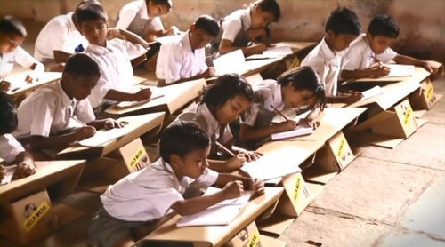 不靠钱,瓦楞桌让印度孩子上学更快乐 | 键盘大柠