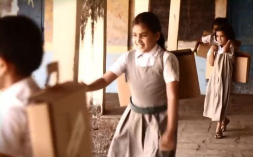 不靠钱,瓦楞桌让印度孩子上学更快乐 | 键盘大柠