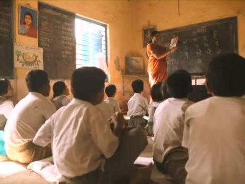 不靠钱,瓦楞桌让印度孩子上学更快乐 | 键盘大柠