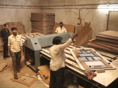 不靠钱,瓦楞桌让印度孩子上学更快乐 | 键盘大柠