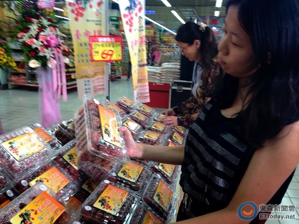 愛買推出台中黑葉荔枝，促銷價69元。