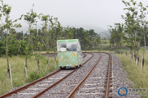 在济州的铁轨上骑自行车 越踩感情会越好 | ET