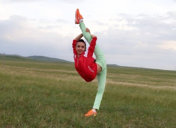 360度旋转一字马 四川「灵气正妹」舒思瑶爆红