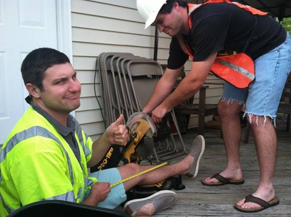 勇气!截肢前拍纪念照 透彻恶搞我的左脚 | ETto