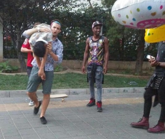 「玩尸」拍照比中指!北京6外籍男嚣张摆弄醉汉