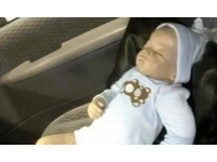 烤小孩驚魂記！　警打破車窗救人　發現是個洋娃娃！