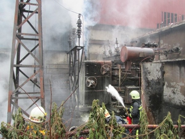轰!大变电箱遭雷击爆炸起火 小港机场一度停电