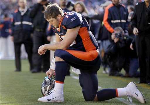 提博(tim tebow) 单膝跪地祷告的姿势被称为「tebowing」.