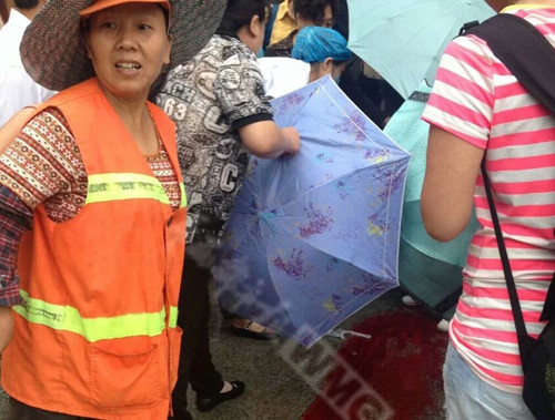 四川妇人雨天路边突产子 20人帮撑伞建「爱心