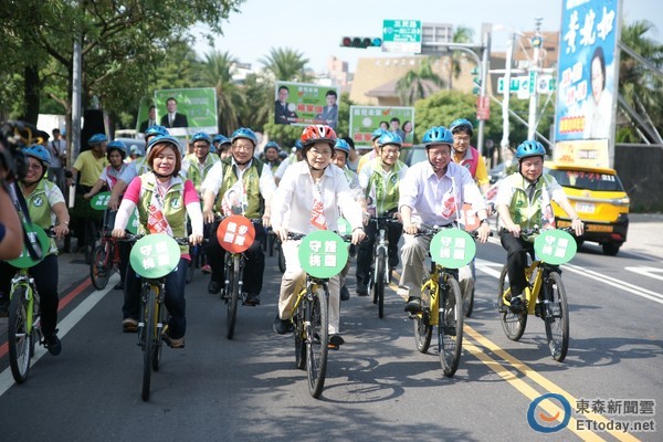 蔡英文桃园骑单车重温旧梦 陪郑文灿登记再赐