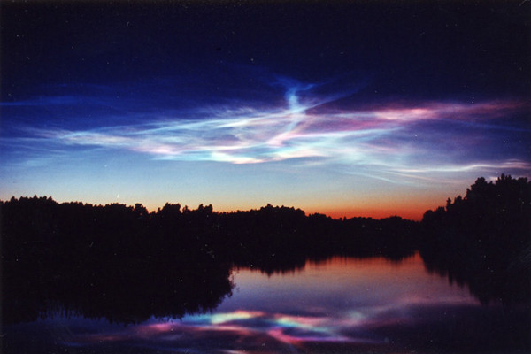 d72426 「宇宙塵」每日200噸進入地球　在高空形成唯美夜光雲《ETtoday 新聞雲》