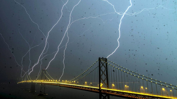d72513 加州海灣大橋遭連環電擊　一晚出現750道閃電！《ETtoday 新聞雲》