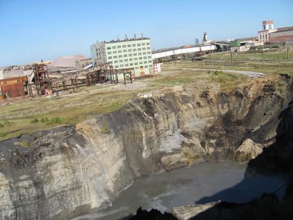 d73269 俄國「裂洞城」別列茲尼基　巨坑持續產生吞噬街道《ETtoday 新聞雲》