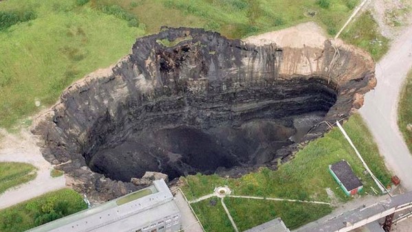 d73270 俄國「裂洞城」別列茲尼基　巨坑持續產生吞噬街道《ETtoday 新聞雲》